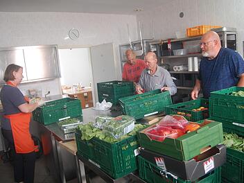 Ein Team der Hammelburger Tafel bei der Aufbereitung von Gemüse für die Ausgabe