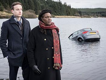 DCI Ellis (Sharon D Clarke) und ihr Kollege DS Harper (Andrew Gower) untersuchen den Fundort einer Männer-Leiche in einem einsamen See. Die Frage ist: Wo ist seine junge Freundin abgeblieben?