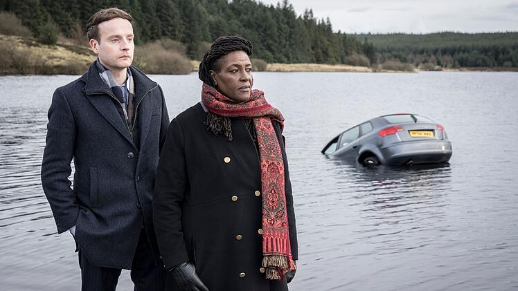 DCI Ellis (Sharon D Clarke) und ihr Kollege DS Harper (Andrew Gower) untersuchen den Fundort einer Männer-Leiche in einem einsamen See. Die Frage ist: Wo ist seine junge Freundin abgeblieben?