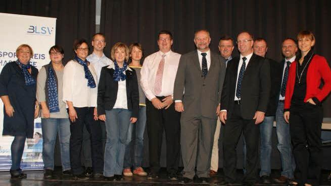 Für die nächsten fünf Jahre bilden sie die BLSV-Kreisvorstandschaft (von links): Sabine Weinbeer, Evi Kochanowski, Susanne Makowski, Stefan Reichel, Conny Winterstein-Bötsch, Sandra Hofmann, stellvertretender Kreisvorsitzender Thomas Stubenrauch, der neue Kreisvorsitzende Andreas Schröck, Reinhold Heilmann, stellvertretender Kreisvorsitzender Gerald Makowski, Thomas Biermann, Stefan Hornung und Sonja Förtsch.