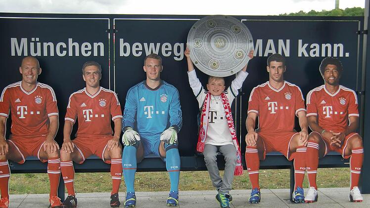 So geht's auch: Luca mit der Meisterschale. .Foto: privat