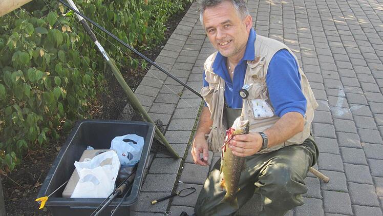 Zum Altstadtfest wird gefischt - so ist es Tradition. In diesem Jahr zogen die Angler einige "dicke Brocken" aus dem Wasser
