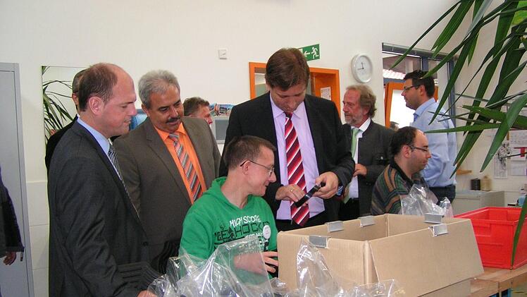 Ein Mitarbeiter zeigt beim Rundgang das Verpacken von WC-Rohren. Im Bild (von links) MdL Michael Hofmann, Bürgermeister Gerhard Amon, Landrat Hermann Ulm und Altlandrat Reinhard Glauber Foto: Heidi Amon