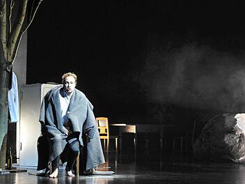 "Die Winterreise": Der Tenor David Zimmer beeindruckte in der szenischen Fassung von Franz Schuberts Liederzyklus am Landestheater Coburg. Foto: Andrea Kremper