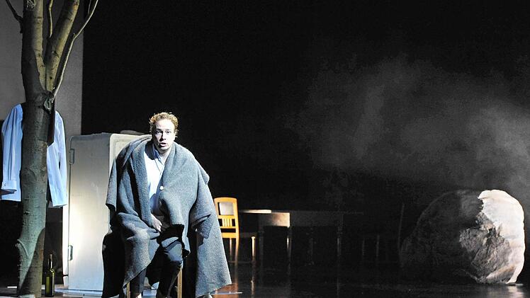 "Die Winterreise": Der Tenor David Zimmer beeindruckte in der szenischen Fassung von Franz Schuberts Liederzyklus am Landestheater Coburg. Foto: Andrea Kremper