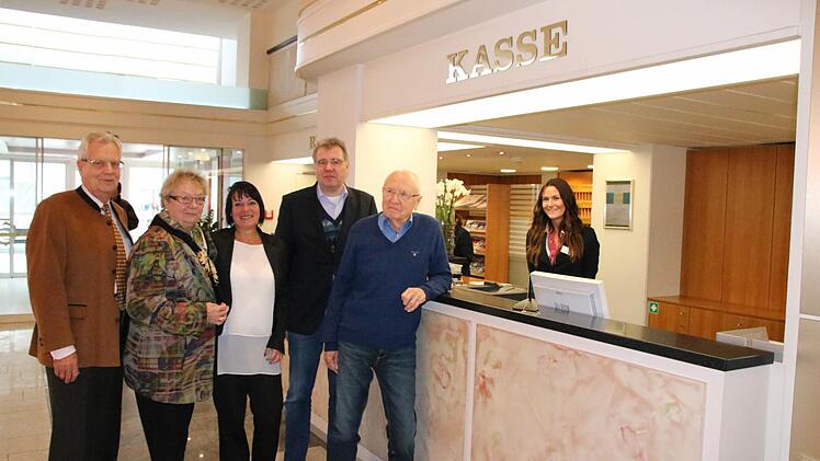 Frankenland-Marketing-Direktorin Andrea Hergenröther (Mitte) mit den Gästen (von links) Erika und Heinz Heidbüchel sowie Ivo und Johann Schuster. Foto: Ralf Ruppert