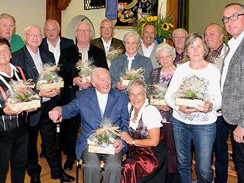 . Von den ehemals 70 Gründungsmitgliedern  des Heimat- und Wanderverein Aschach sind nach 50 Jahren immer noch 23 am Leben und wurden geehrt. Unter ihnen auch der heute 98-jährige Robert Markert (Bildmitte sitzend), der den Verein aus der Taufe hob. Peter Rauch