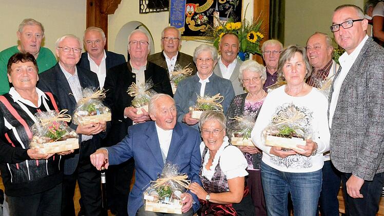 . Von den ehemals 70 Gründungsmitgliedern  des Heimat- und Wanderverein Aschach sind nach 50 Jahren immer noch 23 am Leben und wurden geehrt. Unter ihnen auch der heute 98-jährige Robert Markert (Bildmitte sitzend), der den Verein aus der Taufe hob. Peter Rauch