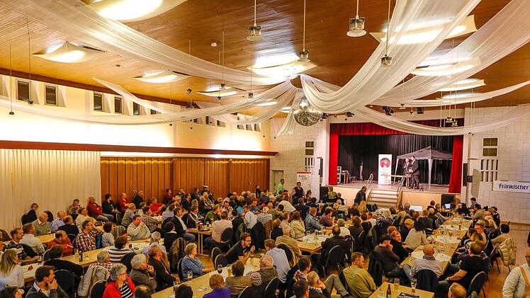 Rund 200 Zuschauer besuchten die Podiumsdiskussion im Kronacher Schützenhaus. Foto: Matthias Hoch