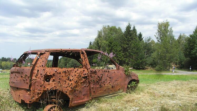 Zerschossenes Autowrack: Makabres Überbleibsel von Übungseinsätzen der Militärs. Foto: Joachim Rübel