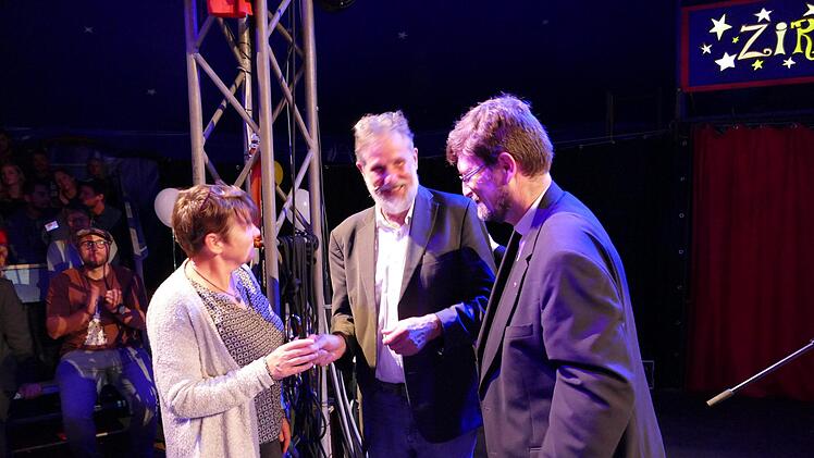 Provinzial Reinhard Gesing übergab den Generalschlüssel für das Josefsheim an Emil Hartmann und seine Stellvertreterin in der Gesamtleitung, Anne Jahn.           Foto: Marion Krüger-Hundrup