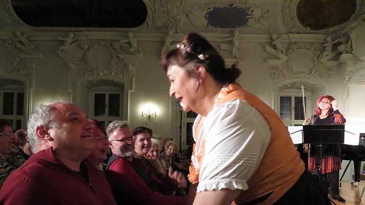 Zwischendurch machte Lizzy Aumeier Späßchen mit Männern, die sich nichtsahnend in die erste Reihe gesetzt hatten.M. Schütz