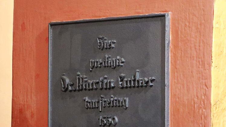 Diese Gedenktafel in St. Georg erinnert an Martin Luthers Predigt im Jahr 1530.