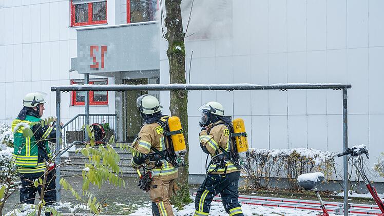 Bamberg: Brand in Hochhaus stellt Feuerwehr vor große Herausforderung - "Löscharbeiten äußerst schwierig"