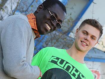 François Paul Ramdé (links) von der Hilfsorganisation UFC bedankt sich bei Sebastian Burgis, der den Benefizlauf im Rahmen eines Projektseminars am Meranier-Gymnasium mitorganisiert hat. Fotos: Jan Koch