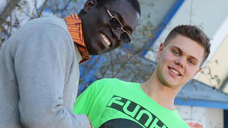 François Paul Ramdé (links) von der Hilfsorganisation UFC bedankt sich bei Sebastian Burgis, der den Benefizlauf im Rahmen eines Projektseminars am Meranier-Gymnasium mitorganisiert hat. Fotos: Jan Koch