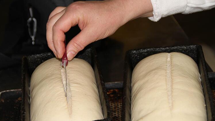 ...mit dem Messer einschneidet.