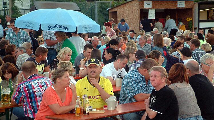 Unter die vielen Bayern- und Clubanhänger hatte sich beim Limbacher Flößerfest auch ein BVB-Borussia-Dortmund-Fan gewagt.