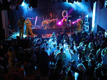 Das Publikum in Herzogenaurach ließ sich nicht lange bitten und sang bei der Musik von Fortune Flames und den Freibiergsichtern kräftig mit.Fotos: Andreas Brandl