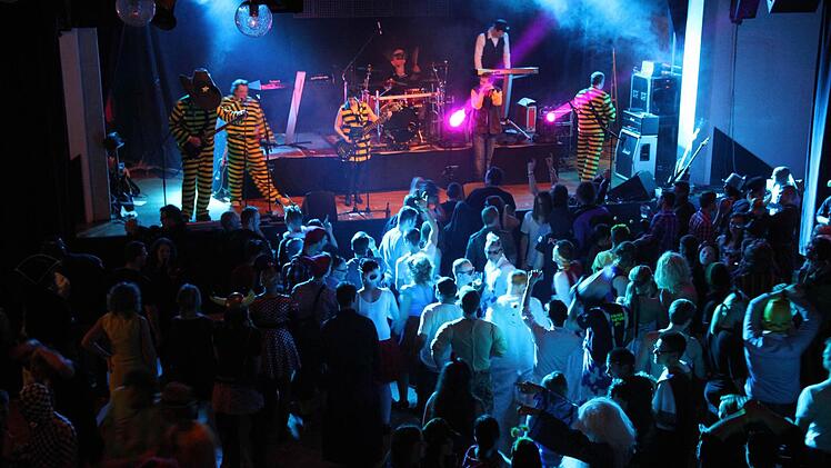 Das Publikum in Herzogenaurach ließ sich nicht lange bitten und sang bei der Musik von Fortune Flames und den Freibiergsichtern kräftig mit.Fotos: Andreas Brandl