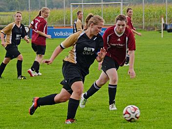 Natascha Späth (l.) vom 1. FC Burk zieht an ihrer Weilersbacher Gegenspielerin vorbei.