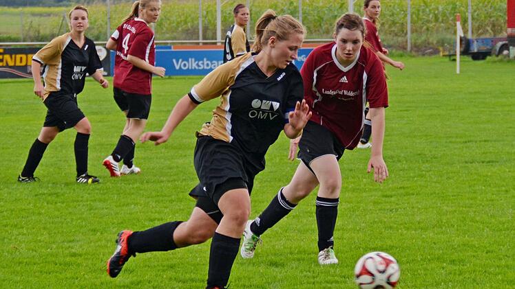 Natascha Späth (l.) vom 1. FC Burk zieht an ihrer Weilersbacher Gegenspielerin vorbei.