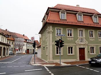 Nicht nur das Barockhaus in der Nürnberger Straße 2 strahlt in neuem Gewand - auch der Verkehr rund um das Haus wurde neu überdacht. Die Baustelle an der Kreuzung zur Kunigundenruhstraße wurde Ende Oktober fertig gestellt. Die Eingangstüre gehört zur Maisonettewohnung. Foto: Sarah Dann