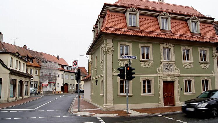 Nicht nur das Barockhaus in der Nürnberger Straße 2 strahlt in neuem Gewand - auch der Verkehr rund um das Haus wurde neu überdacht. Die Baustelle an der Kreuzung zur Kunigundenruhstraße wurde Ende Oktober fertig gestellt. Die Eingangstüre gehört zur Maisonettewohnung. Foto: Sarah Dann