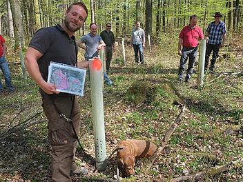 Schweißhündin Lilly begleitete Revierförster Tobias Wallrapp. Der erläuterte im Gebiet Dittlofsroda dem Gemeinderat die Forstmaßnahmen. Die Holzrücker hatten mangels Bodenfrost schwer zu kämpfen. Foto: Gerd Schaar