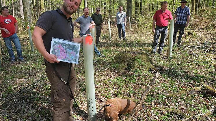 Schweißhündin Lilly begleitete Revierförster Tobias Wallrapp. Der erläuterte im Gebiet Dittlofsroda dem Gemeinderat die Forstmaßnahmen. Die Holzrücker hatten mangels Bodenfrost schwer zu kämpfen. Foto: Gerd Schaar