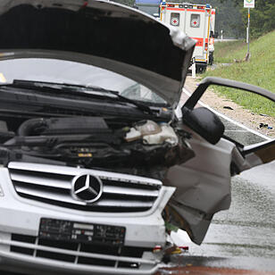 Zwei Schwerverletzte bei Frontalzusammenstoss
