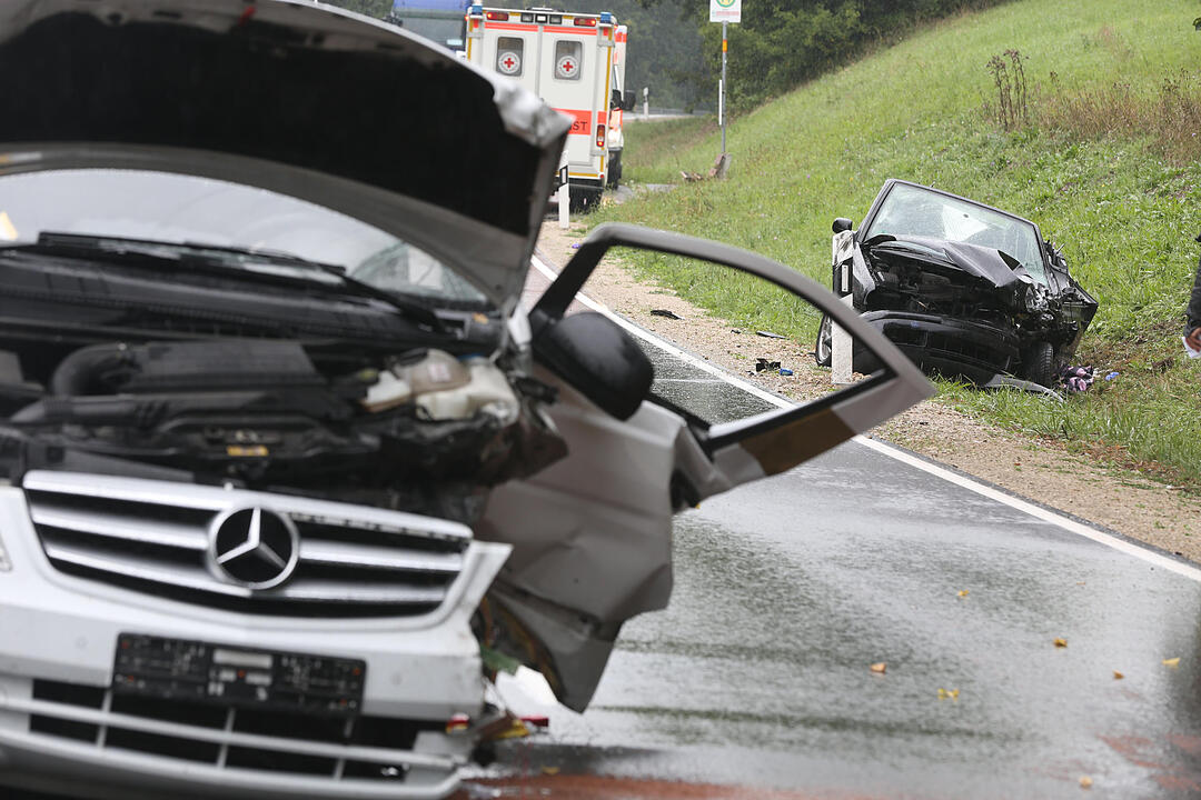 Zwei Schwerverletzte bei Frontalzusammenstoss