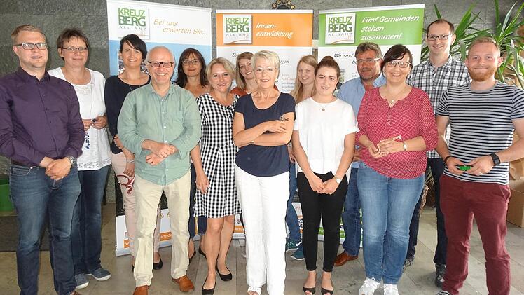 Die Teilnehmer der interkulturellen Schulung aus den Gemeinden der Kreuzbergallianz: (von links) Allianzmanager Dr. Christian Seynstahl, Barbara Roßhirt und Ramona Fries (Markt Oberelsbach), Stefan Lutz-Simon (Leiter der Jugendbildungsstätte Unterfranken), Manuela Dillenz und Jarka Simmering (Bildungsreferentinnen), Katharina Wirsing (Markt Wildflecken), Luise Englert (Gemeinde Sandberg), Sandra Kleinhenz (Markt Wildflecken), Sabrina Brischke (VG Bad Neustadt), Ralf Losert (Markt Wildflecken)...