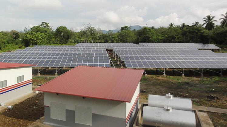 Stromversorgung in den Tropen: Ein PV-Diesel-Hybrid-System von IBC Solar in Malaysia, das neun Inseln im südchinesischen Meer versorgt Foto: IBC Solar