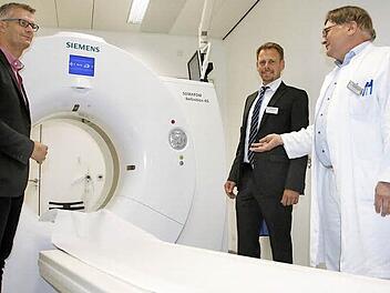 Der neue Krankenhaus-Chef Sven Malte Oelkers (Mitte) lässt sich vom ärztlichen Direktor und Chefarzt der Radiologie, Dr. Klaus Swoboda (rechts), das hochmoderne Computertomographie-Gerät (CT) des Klinikums zeigen. Mit dabei ist Oberbürgermeister Uwe Kirschstein (links).  Foto: Andreas Oswald