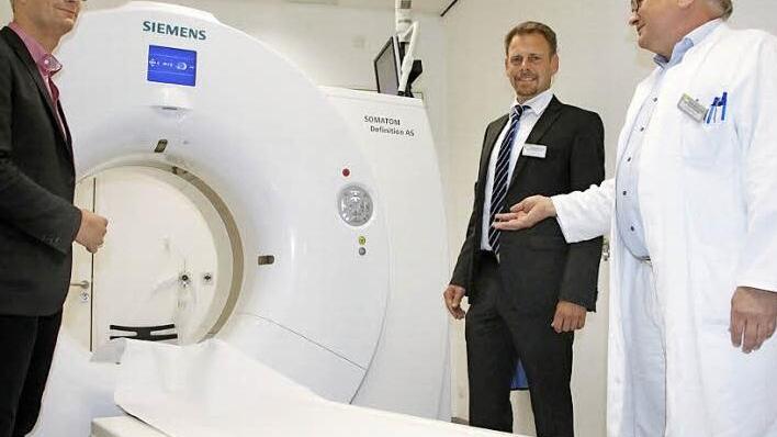 Der neue Krankenhaus-Chef Sven Malte Oelkers (Mitte) lässt sich vom ärztlichen Direktor und Chefarzt der Radiologie, Dr. Klaus Swoboda (rechts), das hochmoderne Computertomographie-Gerät (CT) des Klinikums zeigen. Mit dabei ist Oberbürgermeister Uwe Kirschstein (links).  Foto: Andreas Oswald