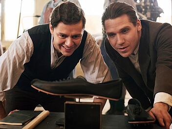 Die Schauspieler Christian Friedel (Adi, l) und Hanno Koffler (Rudi) in einer Szene des ARD-Films "Die Dasslers" Foto: Wiedemann & Berg/Martin Spelda/ARD/Degeto/dpa