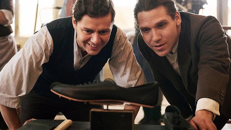 Die Schauspieler Christian Friedel (Adi, l) und Hanno Koffler (Rudi) in einer Szene des ARD-Films "Die Dasslers" Foto: Wiedemann & Berg/Martin Spelda/ARD/Degeto/dpa