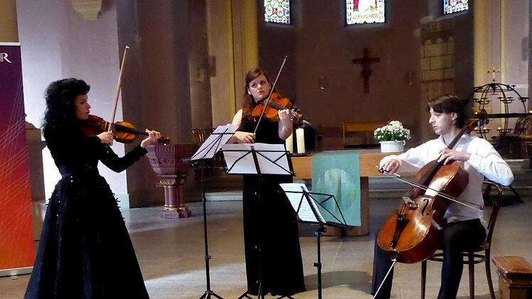 Narine Nanayan, Sabrina Zickgraf ud Ivan Sedetskiy in der Erlöserkirche. Foto: Gerhild Ahnert