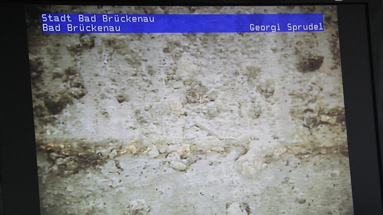 An dieser Stelle haben sich Ablagerungen - vermutlich entlang einer Schweißnaht - gebildet: Für die Experten noch kein Grund zur Sorge. Foto: Ulrike Müller