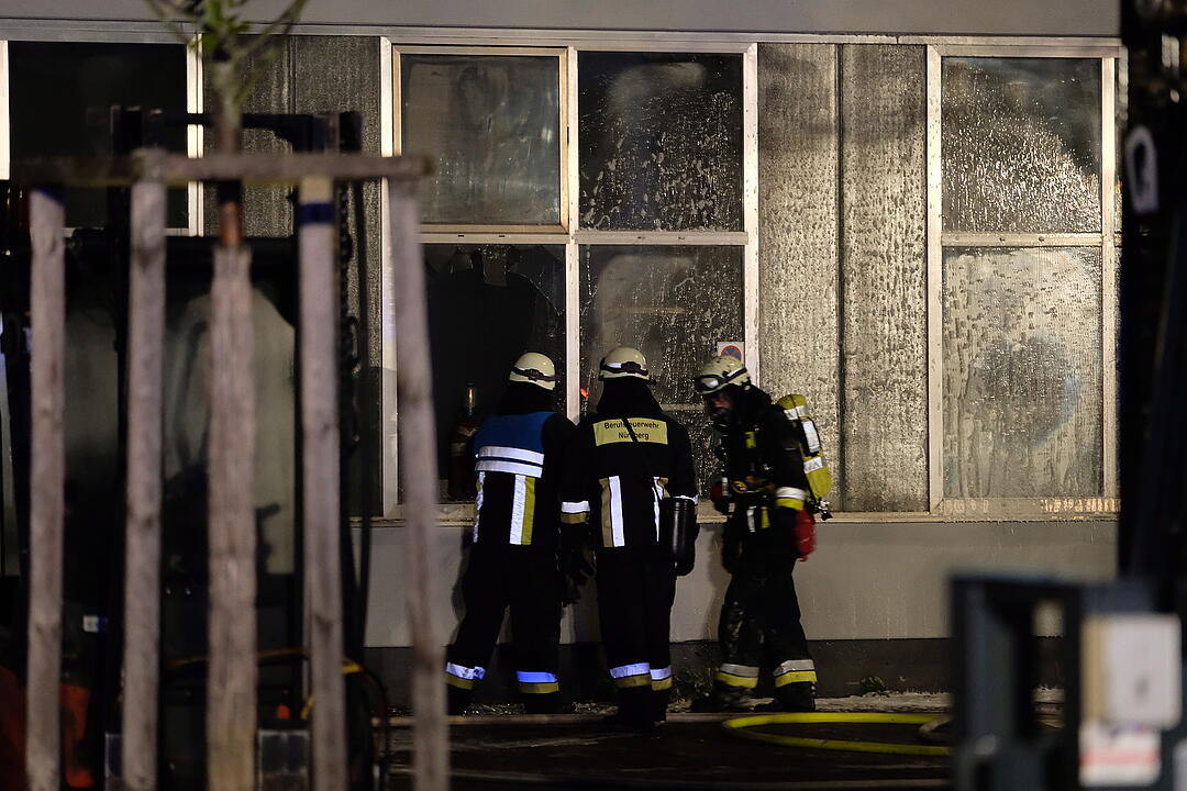Großbrand zerstört Industriegebäude in Nürnberg
