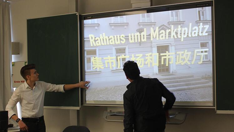 Michael Litz und Jan-Eric Hauber schauen sich den Film auf dem Smartboard an.   Foto: Yannick Hupfer