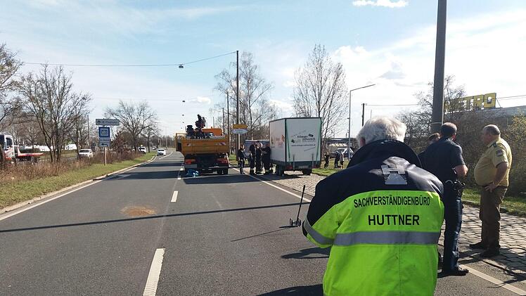 Lebensbedrohliche Verletzungen zog sich ein Fußgänger am Mittwoch in Nürnberg zu. Er wurde frontal von einem Lkw gerammt. News5/Bauer