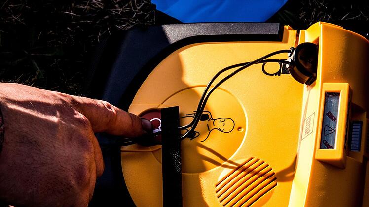 Per Knopfdruck wird der Defi gestartet. Foto: privat