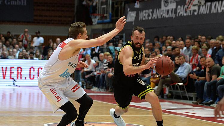Bastian Doreth (rechts, gegen E. J. Singler) gelang mit 16 Punkten eine persönliche Bundesliga-Bestleistung, an der Niederlage von Medi Bayreuth änderte das aber nichts.  Foto: Peter Mularczyk
