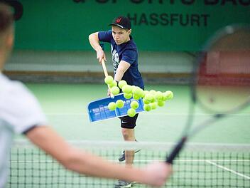 Tennisspieler Marcel Schneider vom TV Haßfurt versucht es mit einer auf den ersten Blick ungewöhnlichen Methode.  Foto: René Ruprecht