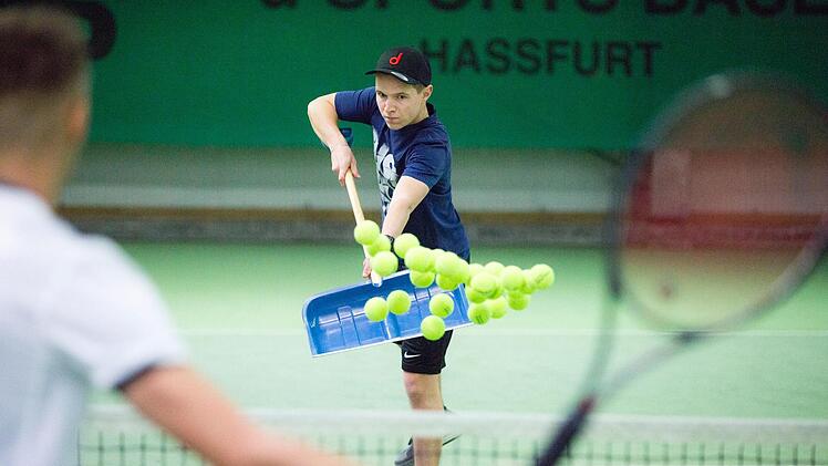 Tennisspieler Marcel Schneider vom TV Haßfurt versucht es mit einer auf den ersten Blick ungewöhnlichen Methode.  Foto: René Ruprecht