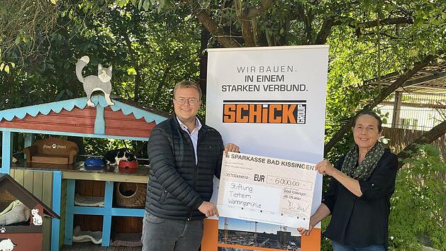 Lucas Zeitz &uuml;bergab im Namen der Schick Group einen symbolischen Scheck an Tierheimleiterin Ursula Boehm.
