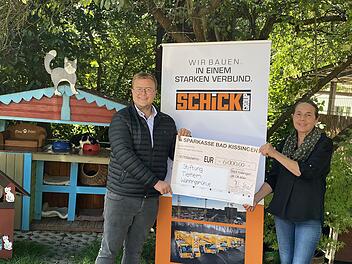 Lucas Zeitz übergab im Namen der Schick Group einen symbolischen Scheck an Tierheimleiterin Ursula Boehm.