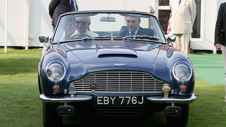 Der Aston Martin von König Charles fährt mit Bioethanol, der aus Wein hergestellt wird. Die anderen Autos des Königs werden mit Biodiesel aus altem Frittierfett betrieben.